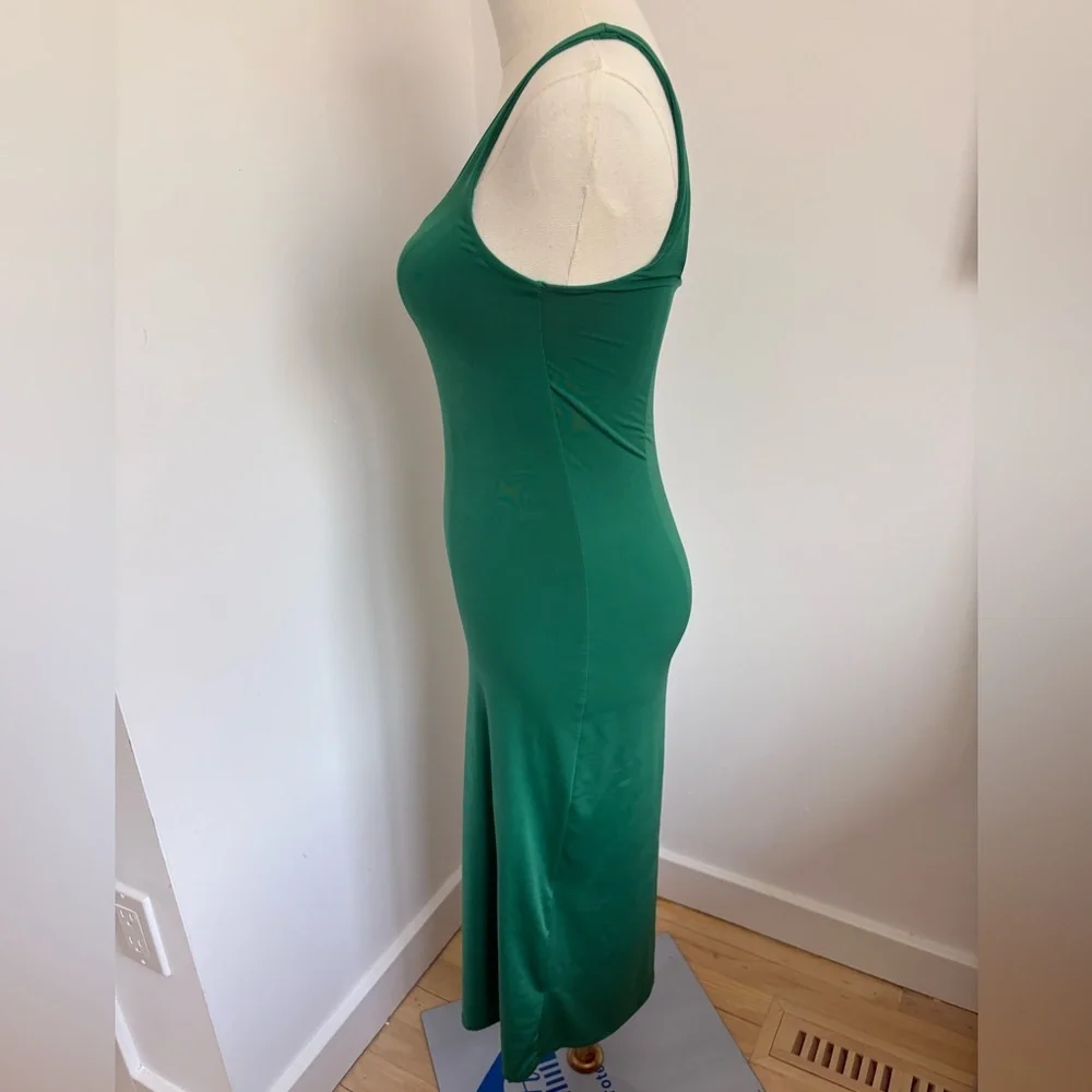 Chic Green Midi Dress with Flowy Skirt and Sleeveless Design - Picture 3 of 5